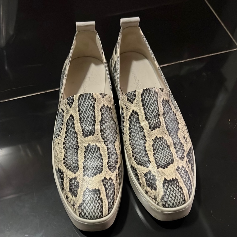 VINCE Women's leather Slip-On Shoes size 8